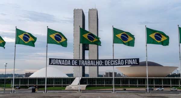 Congresso Nacional em Brasília representando recuo do governo em projeto de jornada 6x1.