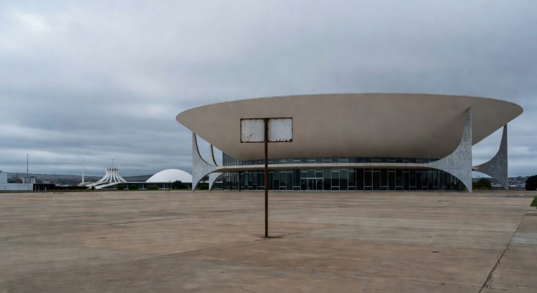 Prédio da Câmara Legislativa em Brasília com elementos de exclusão etária, representando projeto de reinserção de idosos no DF.