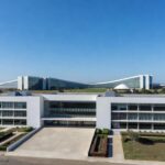 Hospital moderno em Brasília, representando estimativa de casos de câncer no DF pelo Inca.