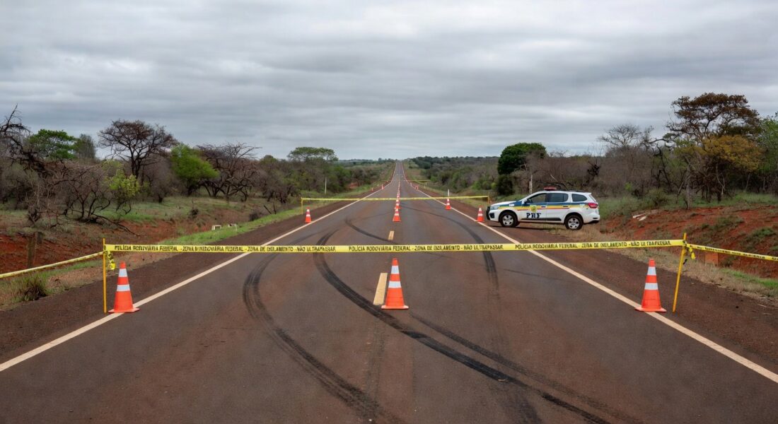 Rodovia BR-080 no DF com sinais de acidente e viatura policial, sugerindo atropelamento com fuga.