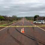Rodovia BR-080 no DF com sinais de acidente e viatura policial, sugerindo atropelamento com fuga.