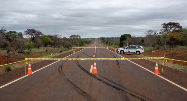 Rodovia BR-080 no DF com sinais de acidente e viatura policial, sugerindo atropelamento com fuga.