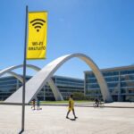 Ponto de Wi-Fi público em praça de Brasília, representando o Wi-Fi Social DF com mais de 150 milhões de acessos e expansão planejada para 2026.