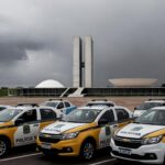 Viaturas da PMDF em frente ao Congresso Nacional em Brasília, representando expulsão de ex-comandantes por omissão em atos golpistas.
