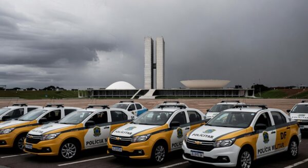Viaturas da PMDF em frente ao Congresso Nacional em Brasília, representando expulsão de ex-comandantes por omissão em atos golpistas.