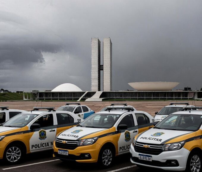 Viaturas da PMDF em frente ao Congresso Nacional em Brasília, representando expulsão de ex-comandantes por omissão em atos golpistas.
