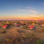 Assentamento rural José Wilker na Fazenda Sobradinho Mogi, DF, com casas simples e paisagem de cerrado após regularização.