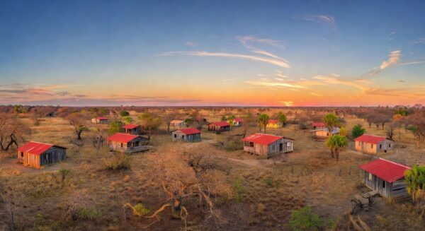 Assentamento rural José Wilker na Fazenda Sobradinho Mogi, DF, com casas simples e paisagem de cerrado após regularização.