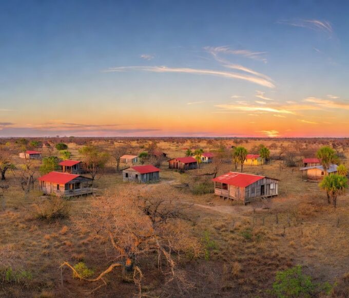 Assentamento rural José Wilker na Fazenda Sobradinho Mogi, DF, com casas simples e paisagem de cerrado após regularização.