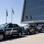 Viaturas da Polícia Federal em operação em frente ao Banco de Brasília, representando prisão de ex-presidente do BRB.