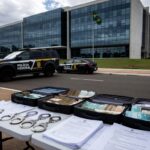 Viaturas da Polícia Federal em operação contra propina e lavagem de dinheiro em Brasília.