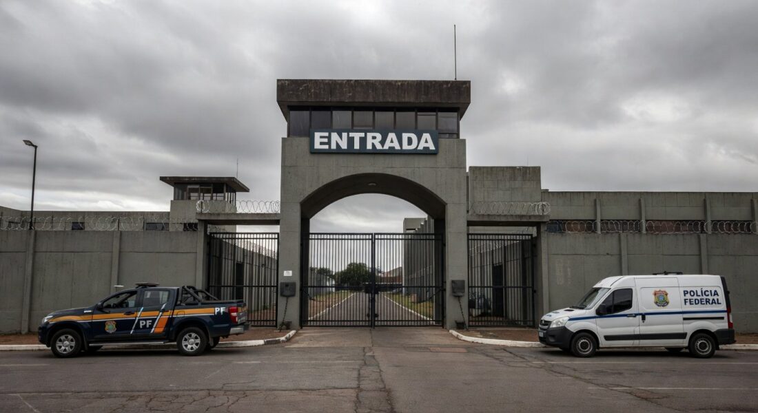 Entrada do Complexo Penitenciário da Papuda com viaturas da Polícia Federal, representando a 4ª fase da Operação Compliance Zero.