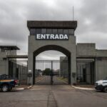 Entrada do Complexo Penitenciário da Papuda com viaturas da Polícia Federal, representando a 4ª fase da Operação Compliance Zero.
