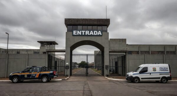 Entrada do Complexo Penitenciário da Papuda com viaturas da Polícia Federal, representando a 4ª fase da Operação Compliance Zero.