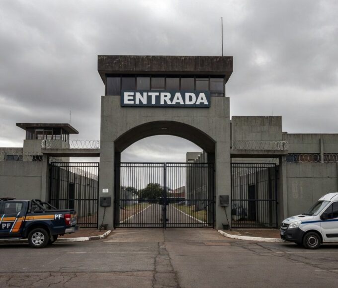 Entrada do Complexo Penitenciário da Papuda com viaturas da Polícia Federal, representando a 4ª fase da Operação Compliance Zero.