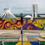 Microfone em palco comunitário de Brasília representando projeto Turma do Flow para jovens MCs em vulnerabilidade.