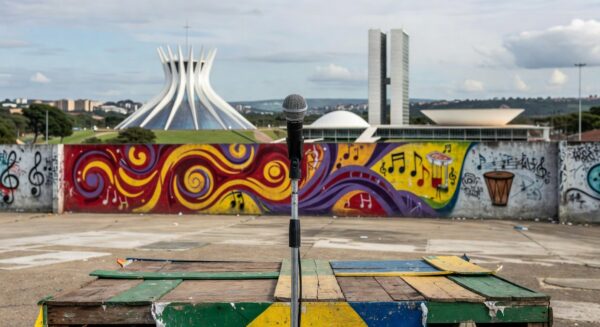 Microfone em palco comunitário de Brasília representando projeto Turma do Flow para jovens MCs em vulnerabilidade.