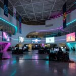 Salão de convenções em Brasília durante o TecnoGame 2026, com stands de e-sports e inovação tecnológica.