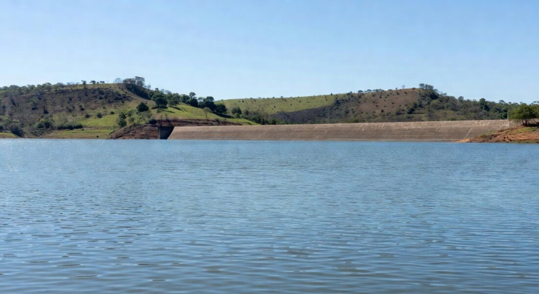 Reservatório de água no DF atingindo capacidade máxima, evitando racionamento, com barragem e paisagem do cerrado.