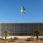 Palácio do Buriti em Brasília, representando decisão governamental sobre salários de professores temporários no DF.