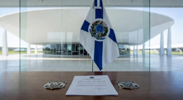 Mesa com decreto de promoções na PMDF e CBMDF em escritório governamental de Brasília.