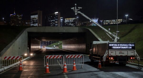 Túnel Buraco do Tatu interditado à noite para manutenção de videomonitoramento em Brasília.