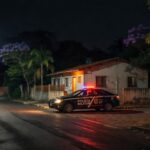 Viatura da polícia em frente a casa em Ceilândia durante prisão de agressor armado.